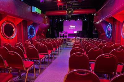 Affiche promotionnelle pour la location d'une péniche à Melun, avec photos de l'intérieur, extérieur et un QR code.