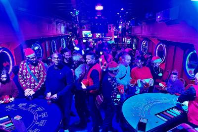 Affiche promotionnelle pour la location d'une péniche à Melun, avec photos de l'intérieur, extérieur et un QR code.