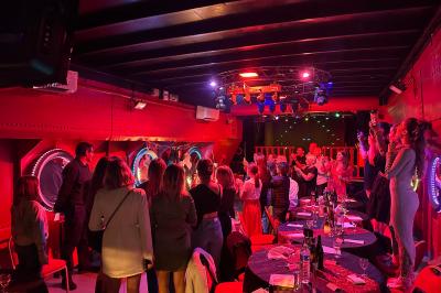 Affiche promotionnelle pour la location d'une péniche à Melun, avec photos de l'intérieur, extérieur et un QR code.