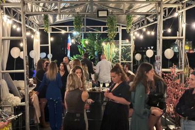 Affiche promotionnelle pour la location d'une péniche à Melun, avec photos de l'intérieur, extérieur et un QR code.