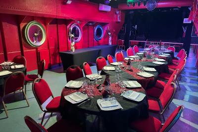 Affiche promotionnelle pour la location d'une péniche à Melun, avec photos de l'intérieur, extérieur et un QR code.