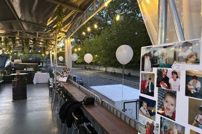 Affiche promotionnelle pour la location d'une péniche à Melun, avec photos de l'intérieur, extérieur et un QR code.