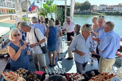 Affiche promotionnelle pour la location d'une péniche à Melun, avec photos de l'intérieur, extérieur et un QR code.