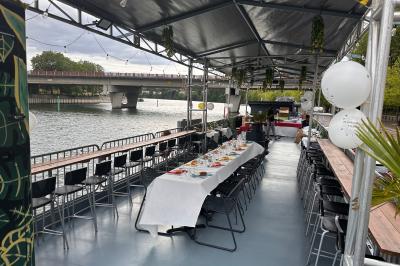 Affiche promotionnelle pour la location d'une péniche à Melun, avec photos de l'intérieur, extérieur et un QR code.