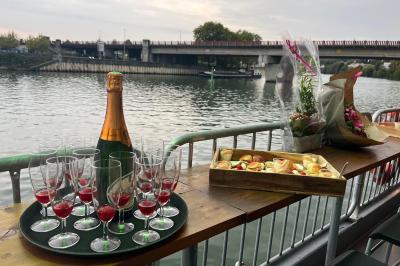 Affiche promotionnelle pour la location d'une péniche à Melun, avec photos de l'intérieur, extérieur et un QR code.