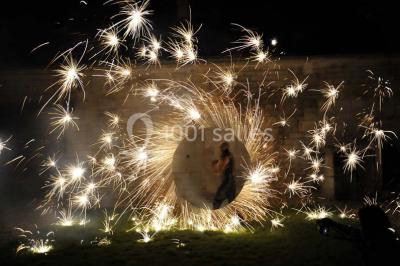 Miniature Location salle Neuilly-en-Thelle (Oise) - Château du Corps de Garde #24 Gâteau de mariage blanc décoré de roses bleues et blanches, avec des figurines humoristiques en haut.
