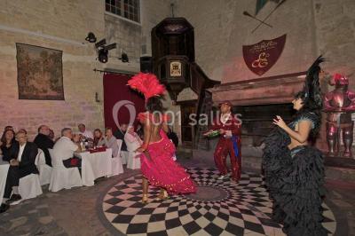 Miniature Location salle Neuilly-en-Thelle (Oise) - Château du Corps de Garde #9 Gâteau de mariage blanc décoré de roses bleues et blanches, avec des figurines humoristiques en haut.