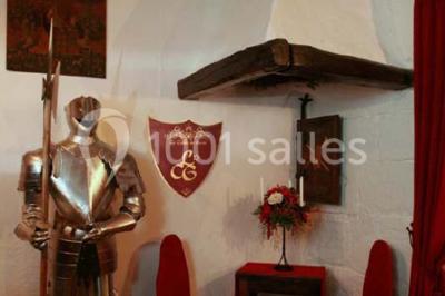 Miniature Location salle Neuilly-en-Thelle (Oise) - Château du Corps de Garde #14 Gâteau de mariage blanc décoré de roses bleues et blanches, avec des figurines humoristiques en haut.