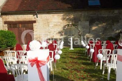 Miniature Location salle Neuilly-en-Thelle (Oise) - Château du Corps de Garde #5 Gâteau de mariage blanc décoré de roses bleues et blanches, avec des figurines humoristiques en haut.