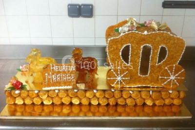Miniature Location salle Neuilly-en-Thelle (Oise) - Château du Corps de Garde #22 Gâteau de mariage blanc décoré de roses bleues et blanches, avec des figurines humoristiques en haut.
