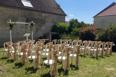 Miniature Location salle Neuilly-en-Thelle (Oise) - Château du Corps de Garde #26 Gâteau de mariage blanc décoré de roses bleues et blanches, avec des figurines humoristiques en haut.