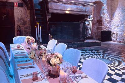 Miniature Location salle Neuilly-en-Thelle (Oise) - Château du Corps de Garde #28 Gâteau de mariage blanc décoré de roses bleues et blanches, avec des figurines humoristiques en haut.