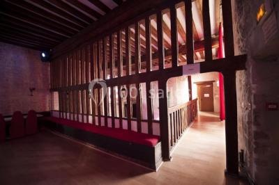 Miniature Location salle Neuilly-en-Thelle (Oise) - Château du Corps de Garde #18 Gâteau de mariage blanc décoré de roses bleues et blanches, avec des figurines humoristiques en haut.