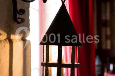 Miniature Location salle Neuilly-en-Thelle (Oise) - Château du Corps de Garde #17 Gâteau de mariage blanc décoré de roses bleues et blanches, avec des figurines humoristiques en haut.