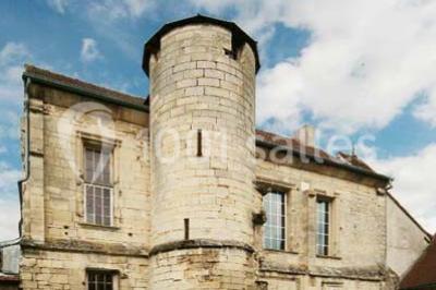 Miniature Location salle Neuilly-en-Thelle (Oise) - Château du Corps de Garde #3 Gâteau de mariage blanc décoré de roses bleues et blanches, avec des figurines humoristiques en haut.