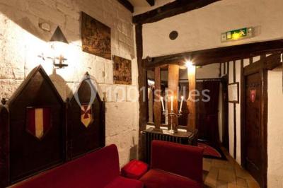 Miniature Location salle Neuilly-en-Thelle (Oise) - Château du Corps de Garde #13 Gâteau de mariage blanc décoré de roses bleues et blanches, avec des figurines humoristiques en haut.