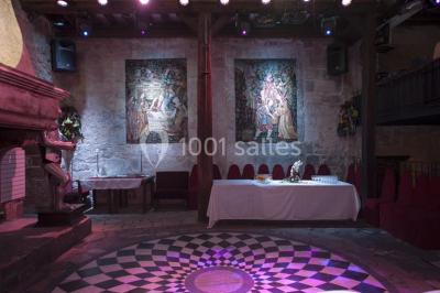 Miniature Location salle Neuilly-en-Thelle (Oise) - Château du Corps de Garde #7 Gâteau de mariage blanc décoré de roses bleues et blanches, avec des figurines humoristiques en haut.