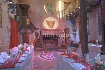 Miniature Location salle Neuilly-en-Thelle (Oise) - Château du Corps de Garde #8 Gâteau de mariage blanc décoré de roses bleues et blanches, avec des figurines humoristiques en haut.