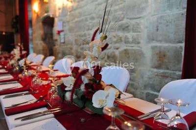 Miniature Location salle Neuilly-en-Thelle (Oise) - Château du Corps de Garde #2 Gâteau de mariage blanc décoré de roses bleues et blanches, avec des figurines humoristiques en haut.