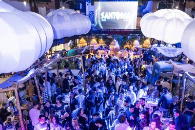 À gauche, des boules de pétanque sur un terrain sablonneux ; à droite, une façade de gare ensoleillée avec une horloge.