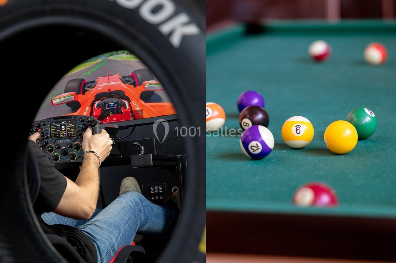 À gauche, une personne pilote un simulateur de course ; à droite, des boules de billard sur une table verte.