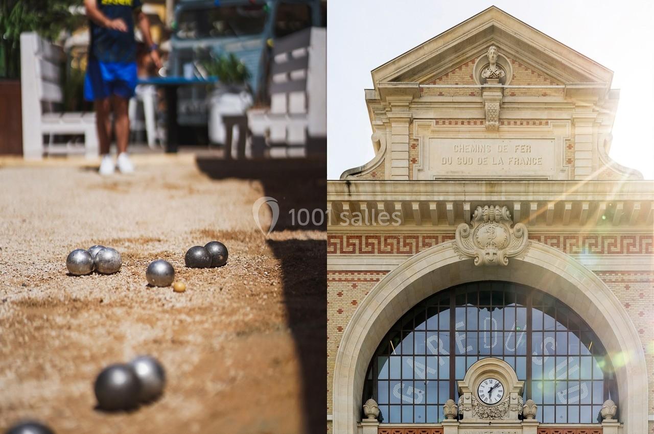 À gauche, des boules de pétanque sur un terrain sablonneux ; à droite, une façade de gare ensoleillée avec une horloge.