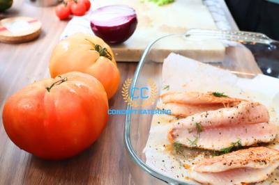 Verrines de fromage frais garnies de figues, noix, feuilles de menthe et cuillères en bois sur un plateau blanc.