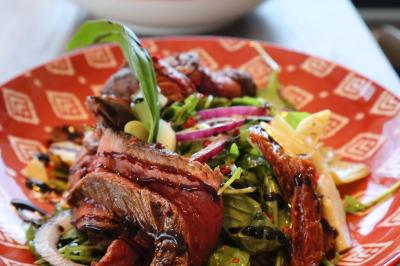 Verrines de fromage frais garnies de figues, noix, feuilles de menthe et cuillères en bois sur un plateau blanc.