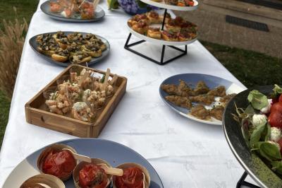 Verrines de fromage frais garnies de figues, noix, feuilles de menthe et cuillères en bois sur un plateau blanc.