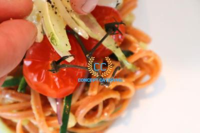 Verrines de fromage frais garnies de figues, noix, feuilles de menthe et cuillères en bois sur un plateau blanc.