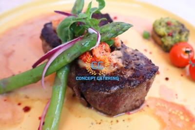 Verrines de fromage frais garnies de figues, noix, feuilles de menthe et cuillères en bois sur un plateau blanc.