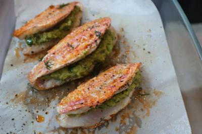 Verrines de fromage frais garnies de figues, noix, feuilles de menthe et cuillères en bois sur un plateau blanc.