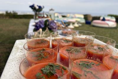 Verrines de fromage frais garnies de figues, noix, feuilles de menthe et cuillères en bois sur un plateau blanc.