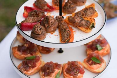 Verrines de fromage frais garnies de figues, noix, feuilles de menthe et cuillères en bois sur un plateau blanc.