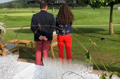 Miniature Location salle Pulnoy (Meurthe-et-Moselle) - Restaurant du Golf de Pulnoy #5 Salle de réception lumineuse avec des tables rondes dressées pour un événement, entourées de chaises blanches.