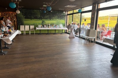 Miniature Location salle Pulnoy (Meurthe-et-Moselle) - Restaurant du Golf de Pulnoy #3 Carré d'agneau en croûte d'herbes, accompagné de légumes verts et d'une sauce dressée sur une assiette blanche.