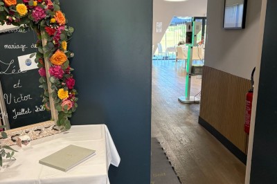 Miniature Location salle Pulnoy (Meurthe-et-Moselle) - Restaurant du Golf de Pulnoy #7 Carré d'agneau en croûte d'herbes, accompagné de légumes verts et d'une sauce dressée sur une assiette blanche.
