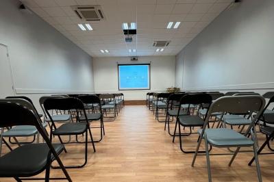 Cuisine professionnelle avec équipements en inox, comprenant fours, plaques de cuisson, plans de travail et rangements.