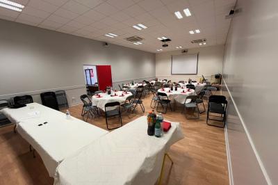 Cuisine professionnelle avec équipements en inox, comprenant fours, plaques de cuisson, plans de travail et rangements.