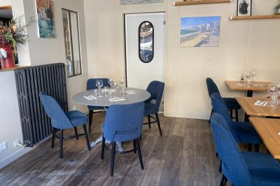 Assiette composée de magret de canard tranché avec sauce, pommes de terre rôties et salade verte.