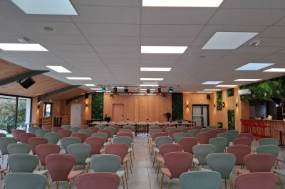 Plateau de bouchées apéritives variées disposé sur une table noire en terrasse avec vue sur un espace extérieur verdoyant.