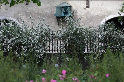 Lavabo moderne avec miroir grillagé, serviettes pliées et accessoires dans une salle de bain aux murs roses.