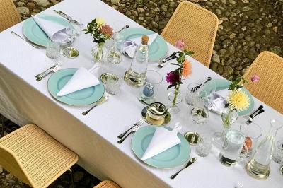 Lavabo moderne avec miroir grillagé, serviettes pliées et accessoires dans une salle de bain aux murs roses.