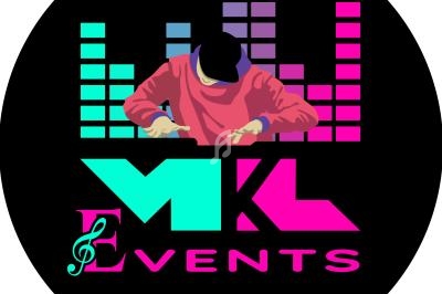Un DJ mixant sur des platines, avec un fond d'égaliseur coloré et le texte ’MKL Events’ en bas.