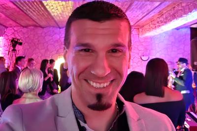 Table de mixage DJ avec platines, boutons lumineux, écran tactile et microphone sur une scène éclairée.