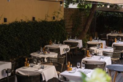 Assiette avec un filet de viande, purée garnie de truffes, foie gras sur pain grillé et figue fraîche.