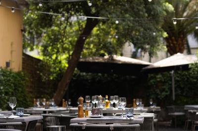 Assiette avec un filet de viande, purée garnie de truffes, foie gras sur pain grillé et figue fraîche.