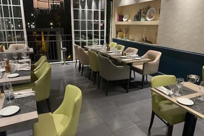 Assiette avec un filet de viande, purée garnie de truffes, foie gras sur pain grillé et figue fraîche.