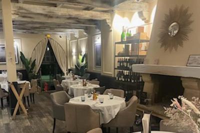 Assiette avec un filet de viande, purée garnie de truffes, foie gras sur pain grillé et figue fraîche.