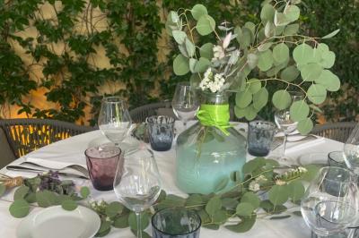 Assiette avec un filet de viande, purée garnie de truffes, foie gras sur pain grillé et figue fraîche.